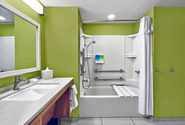 2QUEEN ACCESSIBLE BATHTUB STUDIO NONSMOKING