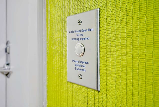 1KING HEARING ACCESSIBLE STUDIO SUITE NOSMOK