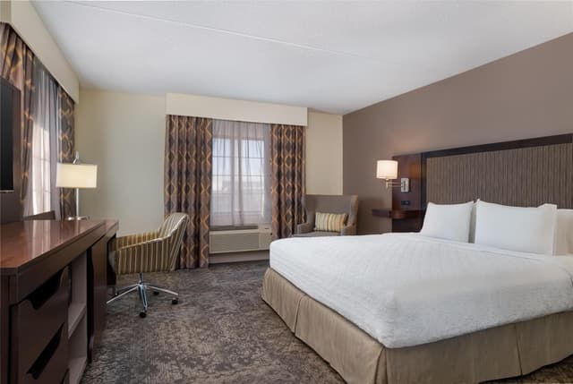 1 KING BED STUDY NONSMOKING