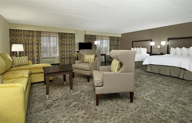 2 QEENS STUDIO SUITE W/SOFABED NS