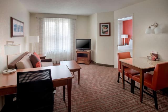 Suite, 1 Bedroom (Mobility/Hearing Access, Roll-In Shwr)