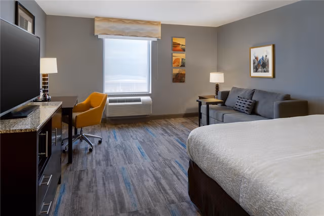 1 KING BED ROOM WITH SOFABED NONSMOKING