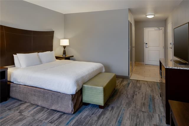 1 KING BED NONSMOKING
