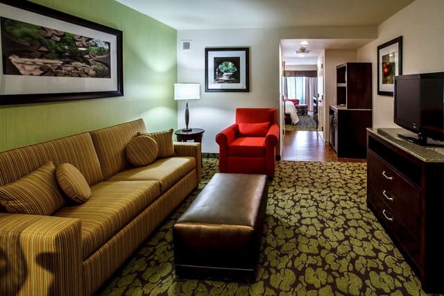 1 KING BED STUDIO SUITE
