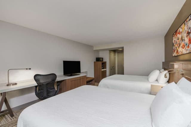 2 QUEENS PREMIUM W/IN-ROOM DRINKS-SNACKS