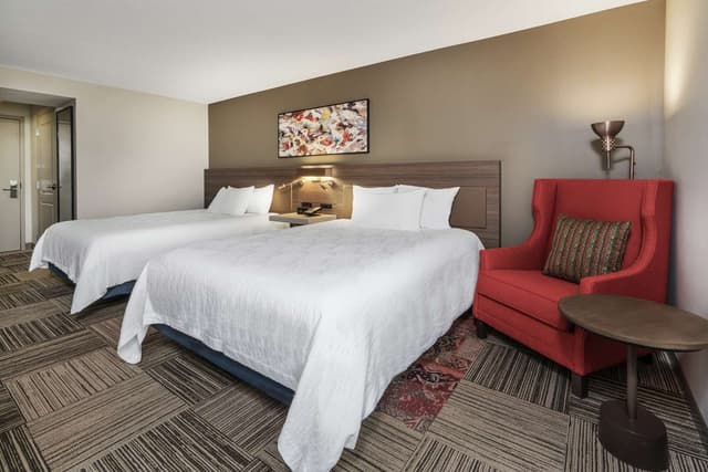 2 QUEENS PREMIUM W/IN-ROOM DRINKS-SNACKS