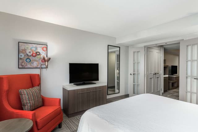 1 KING BED JUNIOR SUITE WITH SOFABED NOSMOKE