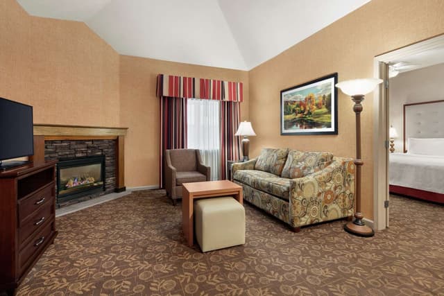 1 KING BED 1 BDRM HIGH CEILING STE NONSMOK