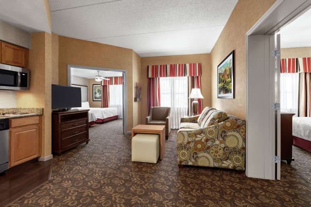 2 BDRM/2 BATH SUITE-1 KING/2 QN BEDS NONSMOK