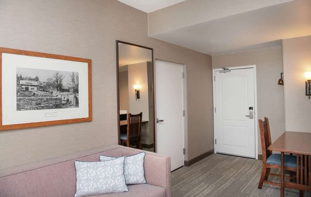 2 DOUBLE BEDS 1BDRM SUITE NONSMOKING