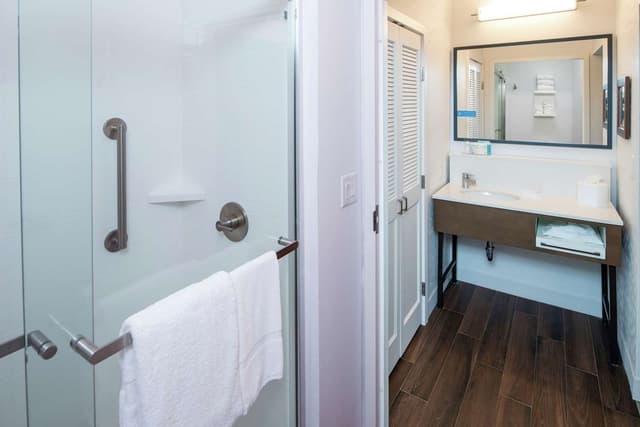 1 KING 1 BEDROOM SUITE NONSMOKING