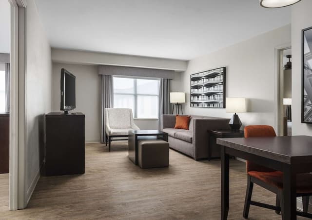 Suite, Accessible, Bathtub (Mobility/Hearing)
