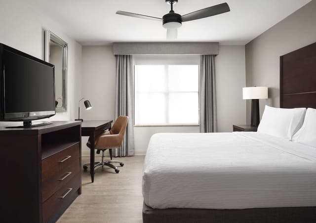 Suite, Accessible, Bathtub (Mobility/Hearing)