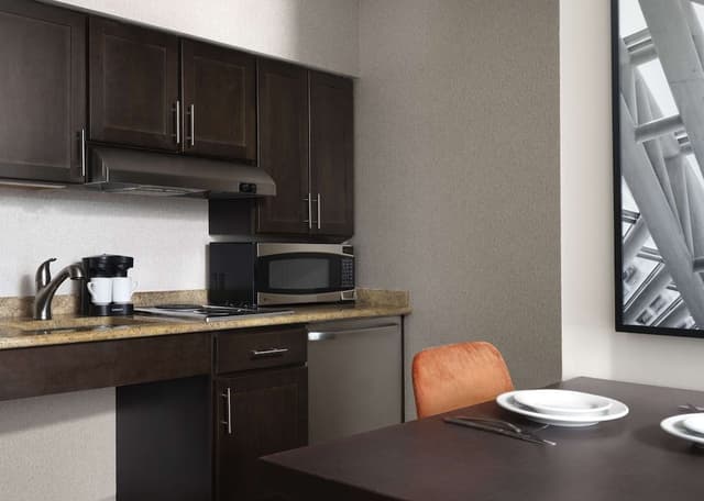 Suite, Accessible, Bathtub (Mobility/Hearing)