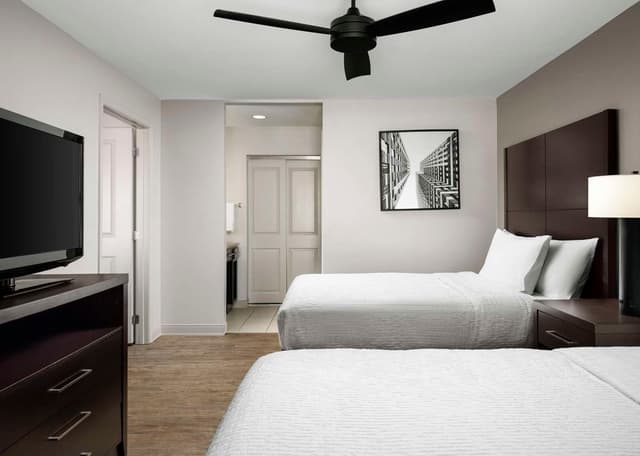 2QNS MOBILITY/HEARING ACCESS TUB SUITE NOSMK