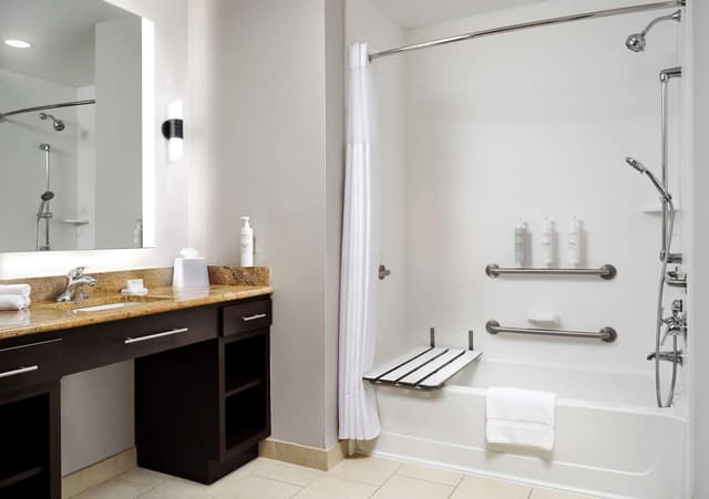 2QNS MOBILITY/HEARING ACCESS TUB SUITE NOSMK