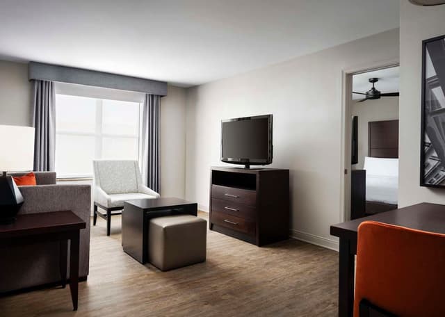 1 KING BED 1 BEDROOM SUITE NONSMOKING