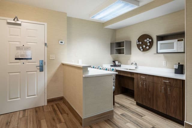 1 KING MOBILITY ACCESS TUB SUITE NONSMOKING