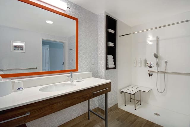 1 KING BED MOBILITY/HEARING ACC RI SHOWER