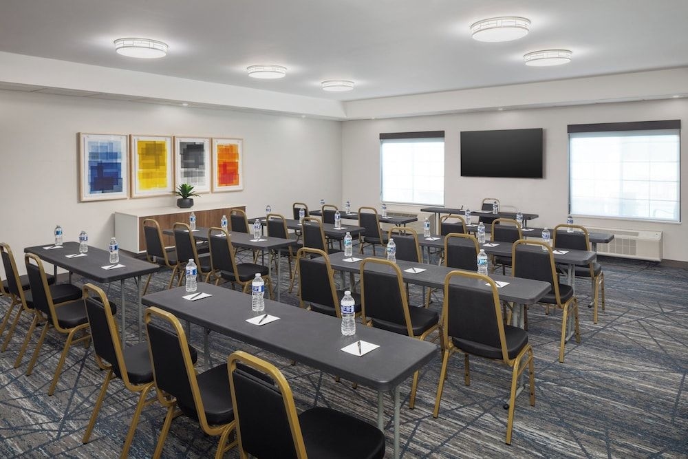 HOLIDAY INN EXPRESS & SUITES A4