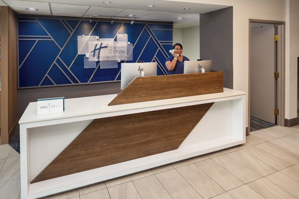 HOLIDAY INN EXPRESS & SUITES A0