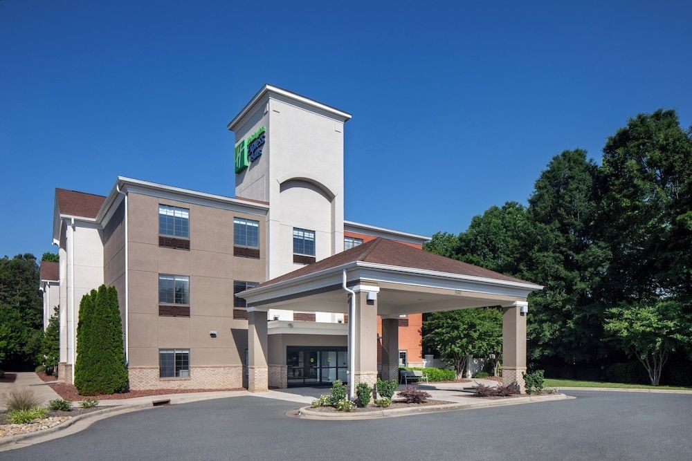 HOLIDAY INN EXPRESS & SUITES A2