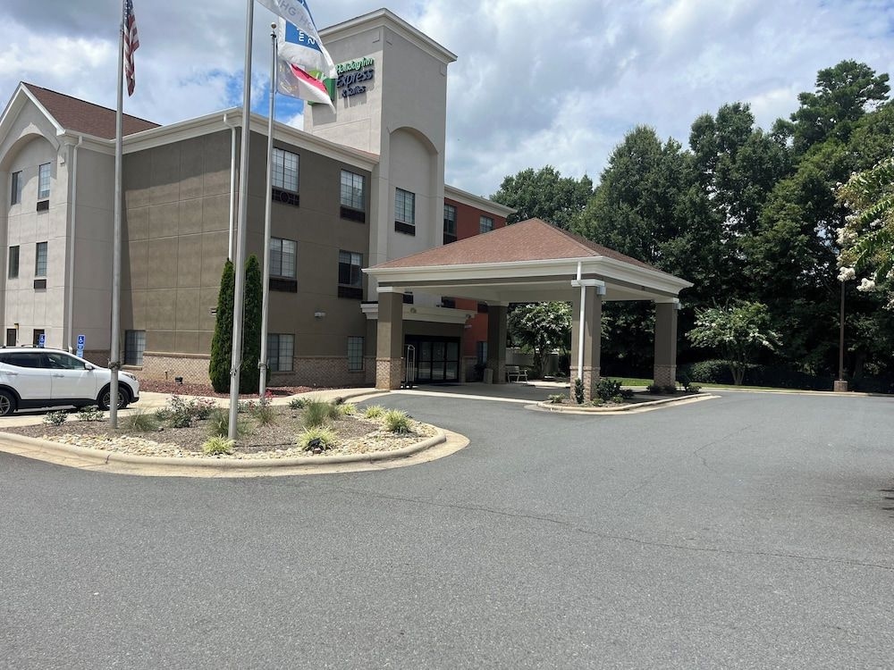 HOLIDAY INN EXPRESS & SUITES A3
