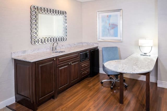 Suite, 1 King Bed, Accessible, Non Smoking