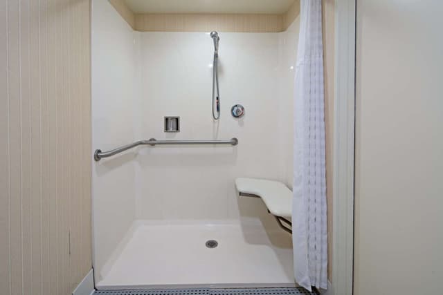 2 DOUBLE MOB/HEAR ACCESS W/ ROLL IN SHOWER