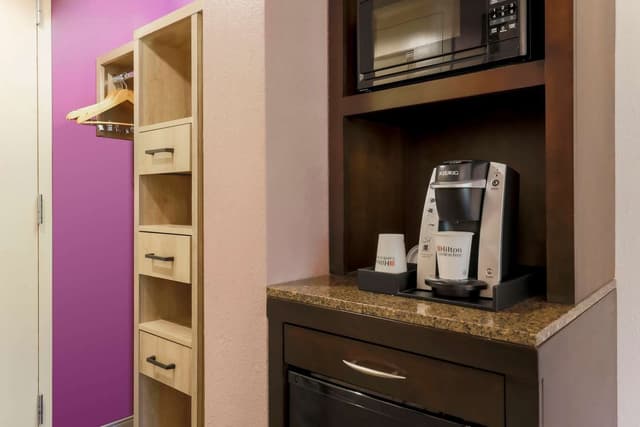 1 KING HEARING ACCESSIBLE ROOM