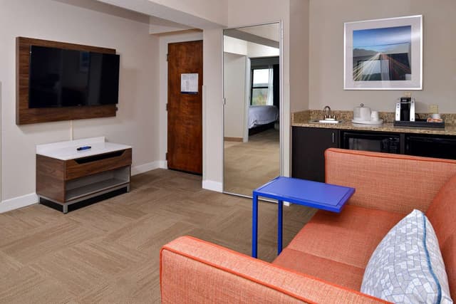 1 KING BED 1 BDRM SUITE W/WALKIN SHOWER