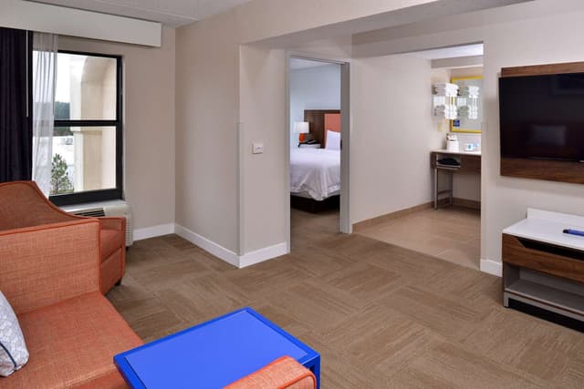 1 KING BED 1 BDRM SUITE W/WALKIN SHOWER