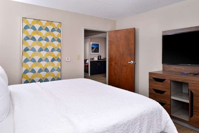 1 KING BED 1 BDRM SUITE W/WALKIN SHOWER