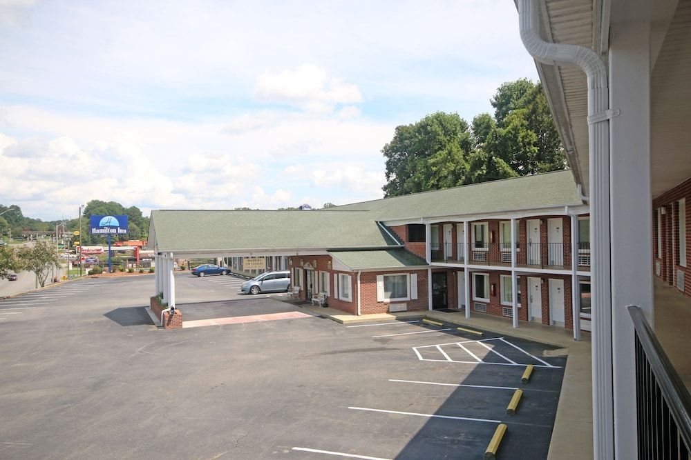 DAYS INN JONESVILLE1