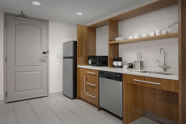 1KING HEARING ACCESSIBLE STUDIO SUITE NOSMOK