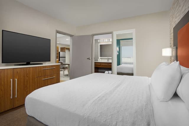 1 KING BED 1 BEDROOM SUITE NONSMOKING