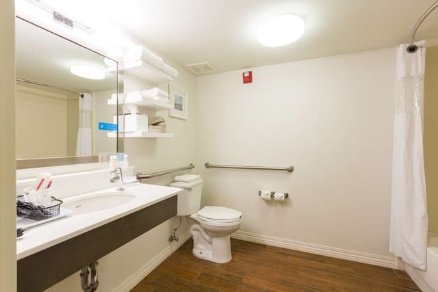 2 QUEENS MOBILITY ACCESS W/TUB NONSMOKING