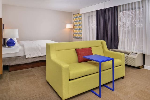 1 KING BED SUITE W/ SOFABED NONSMOKING
