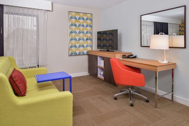 1 KING BED SUITE W/ SOFABED NONSMOKING