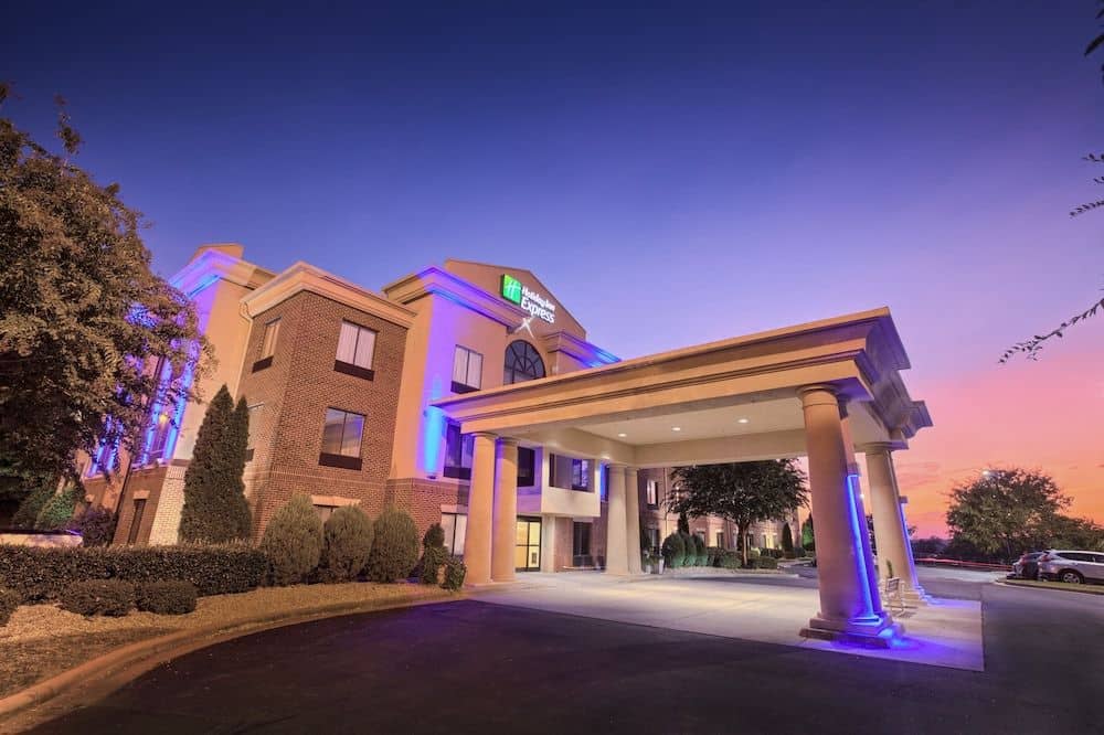 HOLIDAY INN EXPRESS & SUITES R HOLIDAY INN EXPRESS & SUITES R