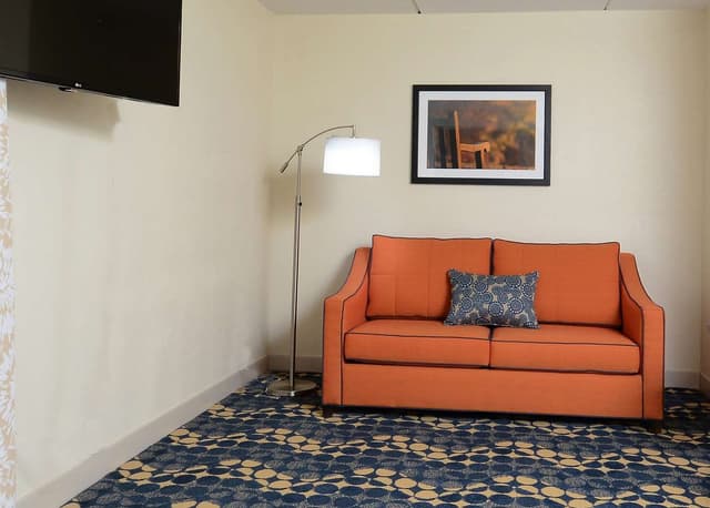 2 QUEEN SUITE W/SOFABD/MICROWV/FRIDGE NS