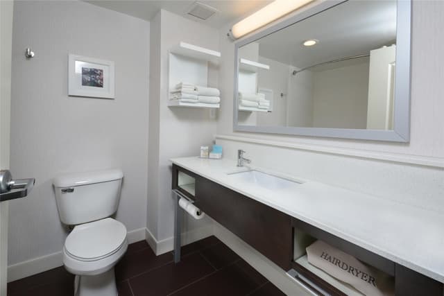 2 QUEEN SUITE W/SOFABD/MICROWV/FRIDGE NS