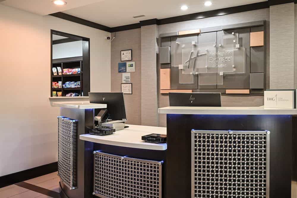 HOLIDAY INN EXPRESS & SUITES C