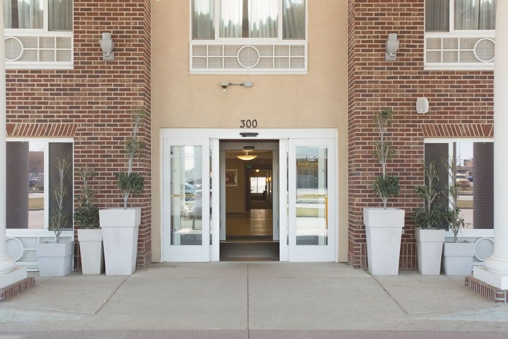 HOLIDAY INN EXPRESS & SUITES M2