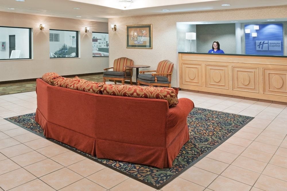 HOLIDAY INN EXPRESS & SUITES A4
