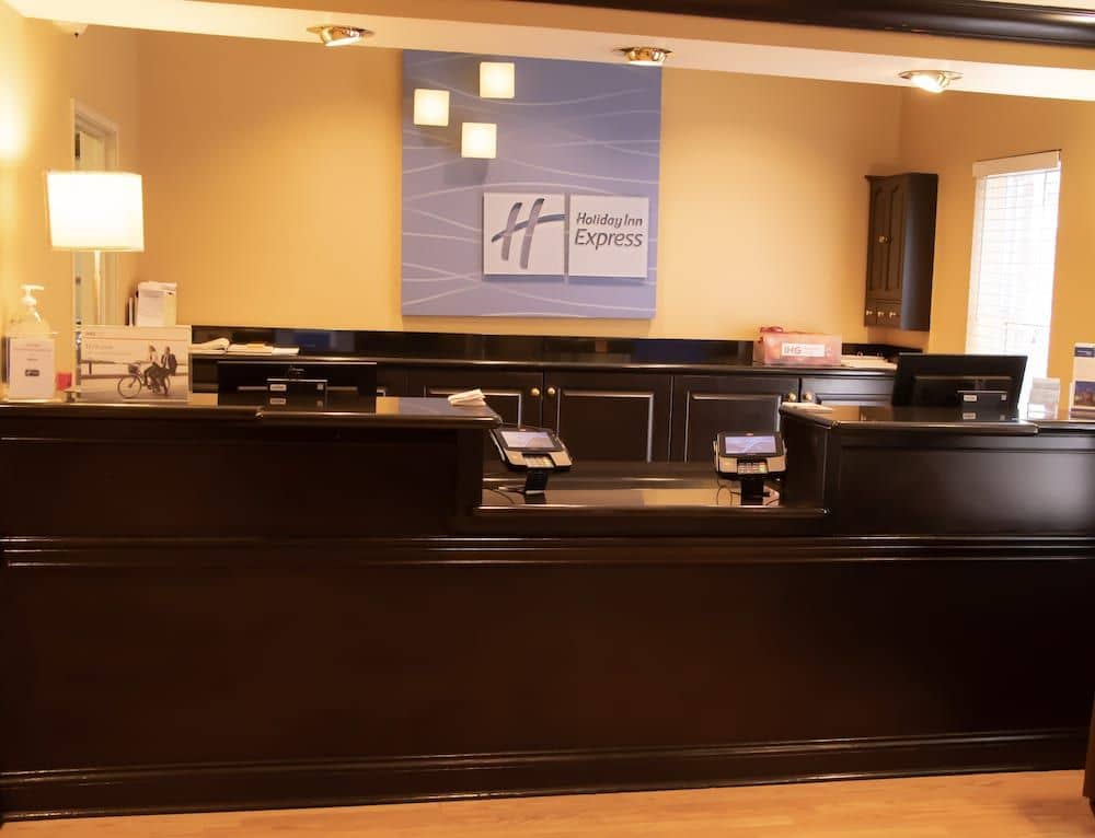 HOLIDAY INN EXPRESS & SUITES C HOLIDAY INN EXPRESS & SUITES C