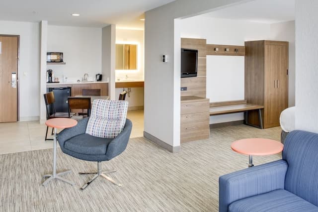 Standard Room, 1 King Bed, Accessible (Comm)