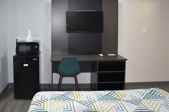 Deluxe Room, 1 Queen Bed, Non Smoking, Refrigerator & Microwave