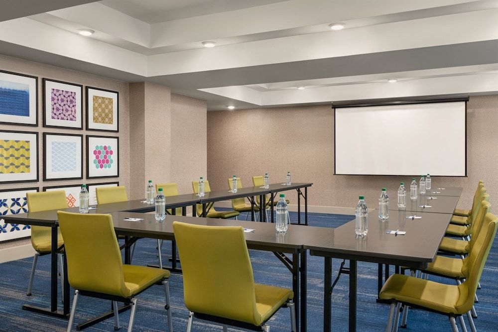HOLIDAY INN EXPRESS & SUITES M4