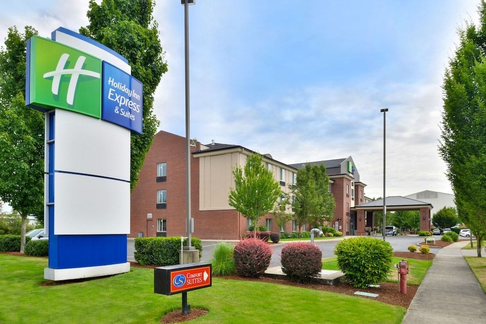 HOLIDAY INN EXPRESS & SUITES A3